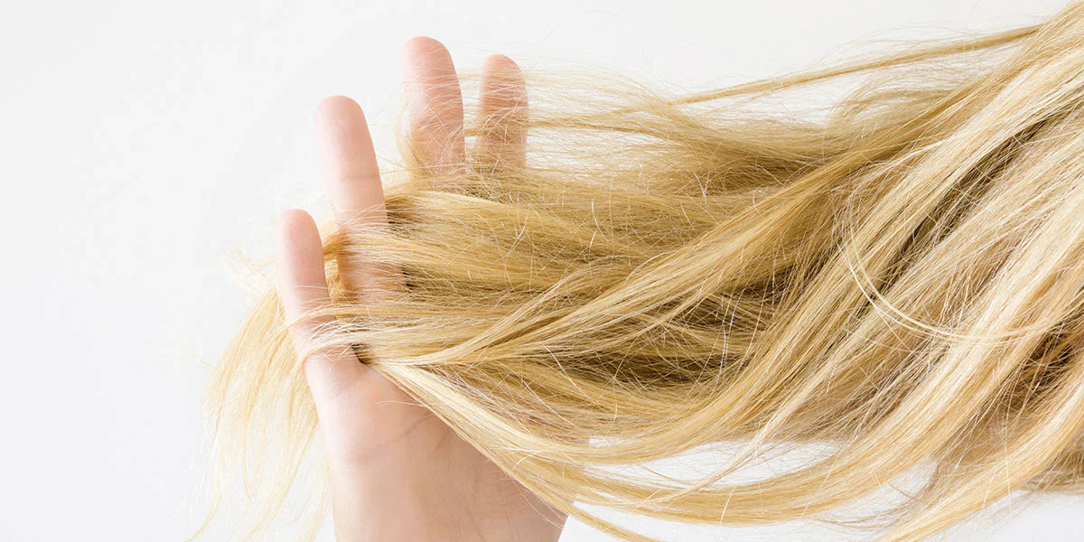Donna con capelli colorati e lucenti dopo trattamento specifico