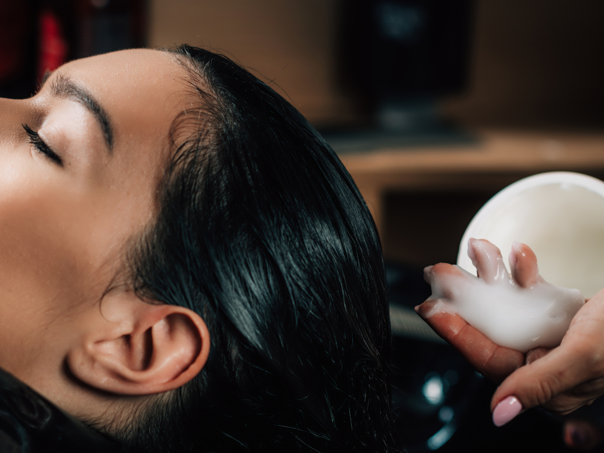 Routine detox per il cuoio capelluto con capelli leggeri e puliti