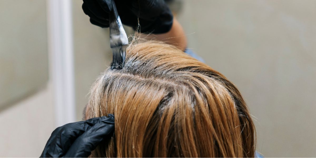 Colorazione dei capelli senza ammoniaca in olio applicata in salone