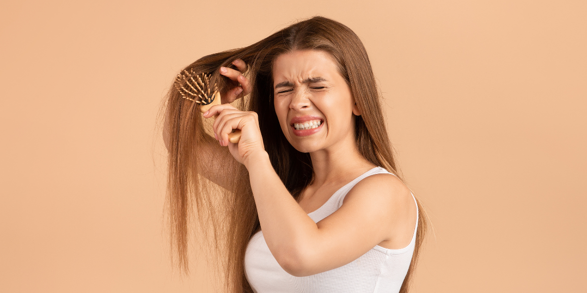 Donna con capelli crespi e ricci al vento, esempio di chioma da idratare e disciplinare