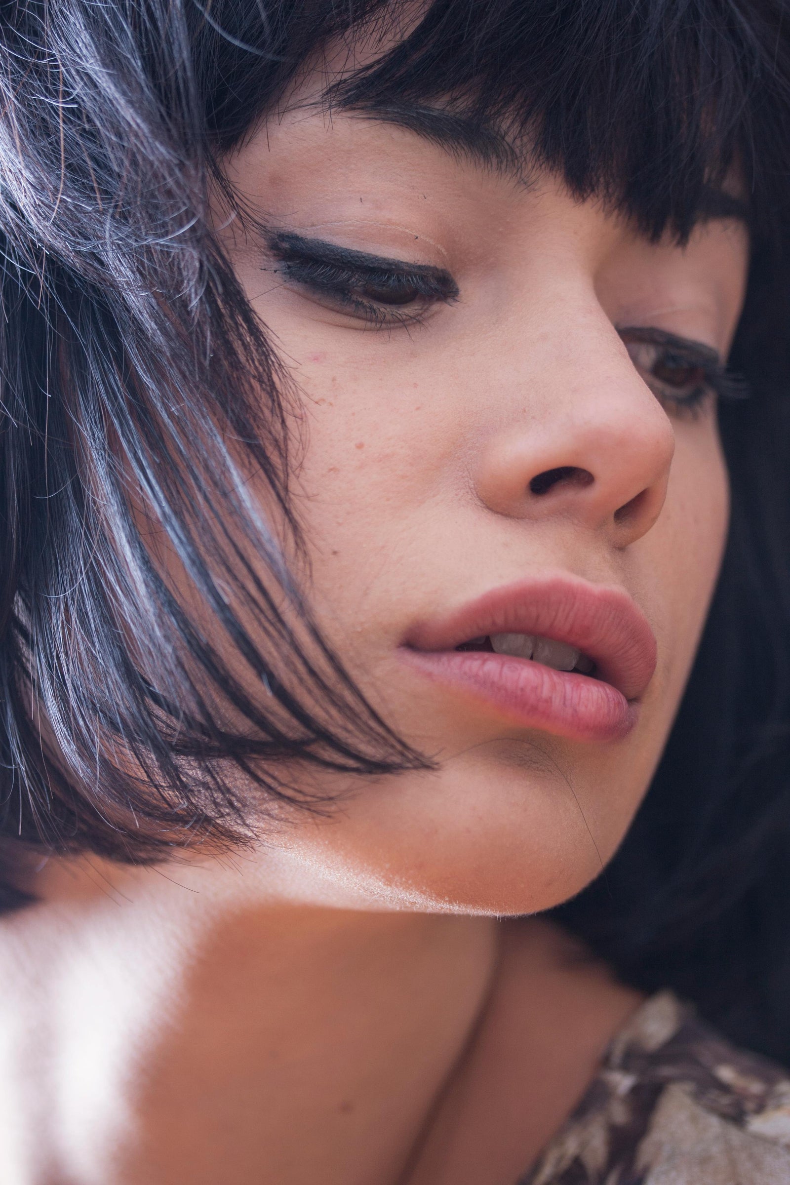 Applicazione di una maschera professionale nutriente sui capelli