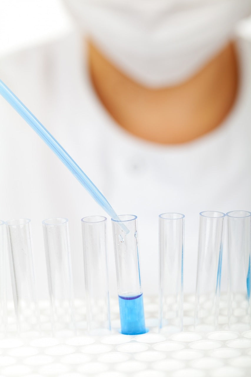 Etichetta di un prodotto per capelli con i principi attivi in evidenza
