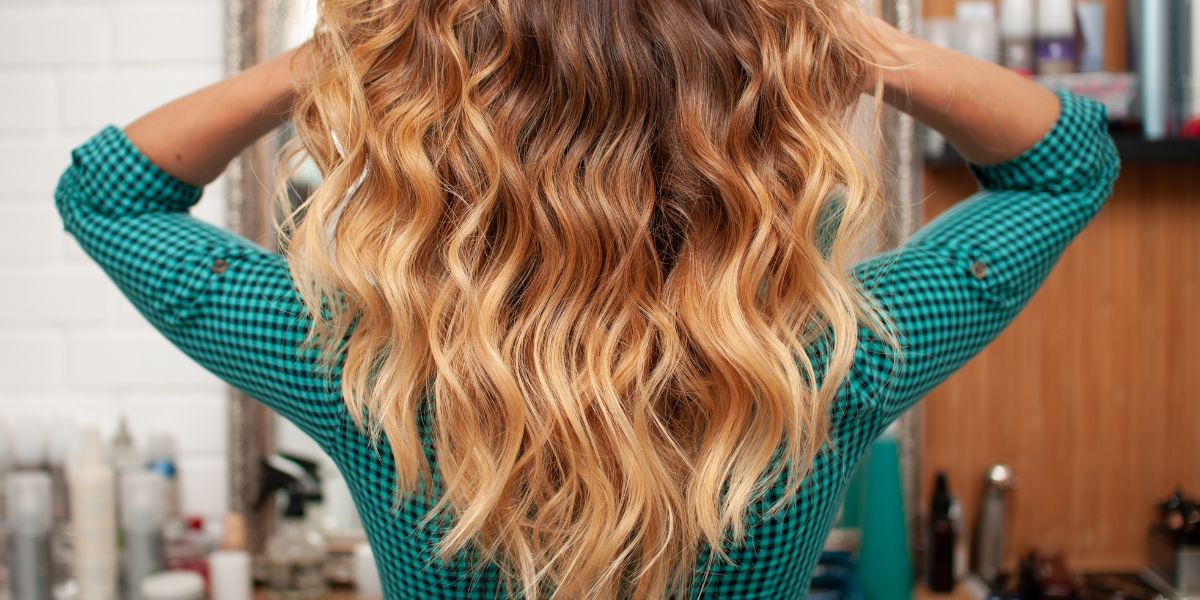 Applicazione di un tonalizzante demi-permanente sui capelli in salone