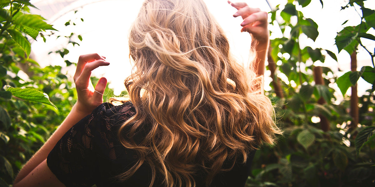 Donna con capelli lunghi e voluminosi mossi al vento