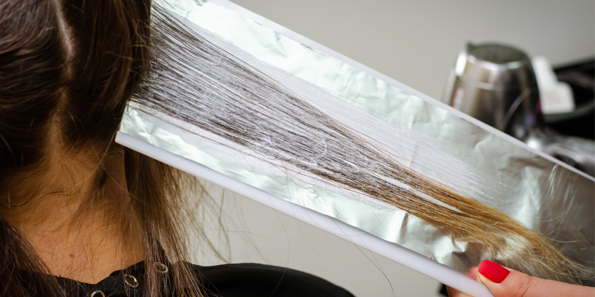 Capelli biondi decolorati e luminosi dopo un trattamento professionale