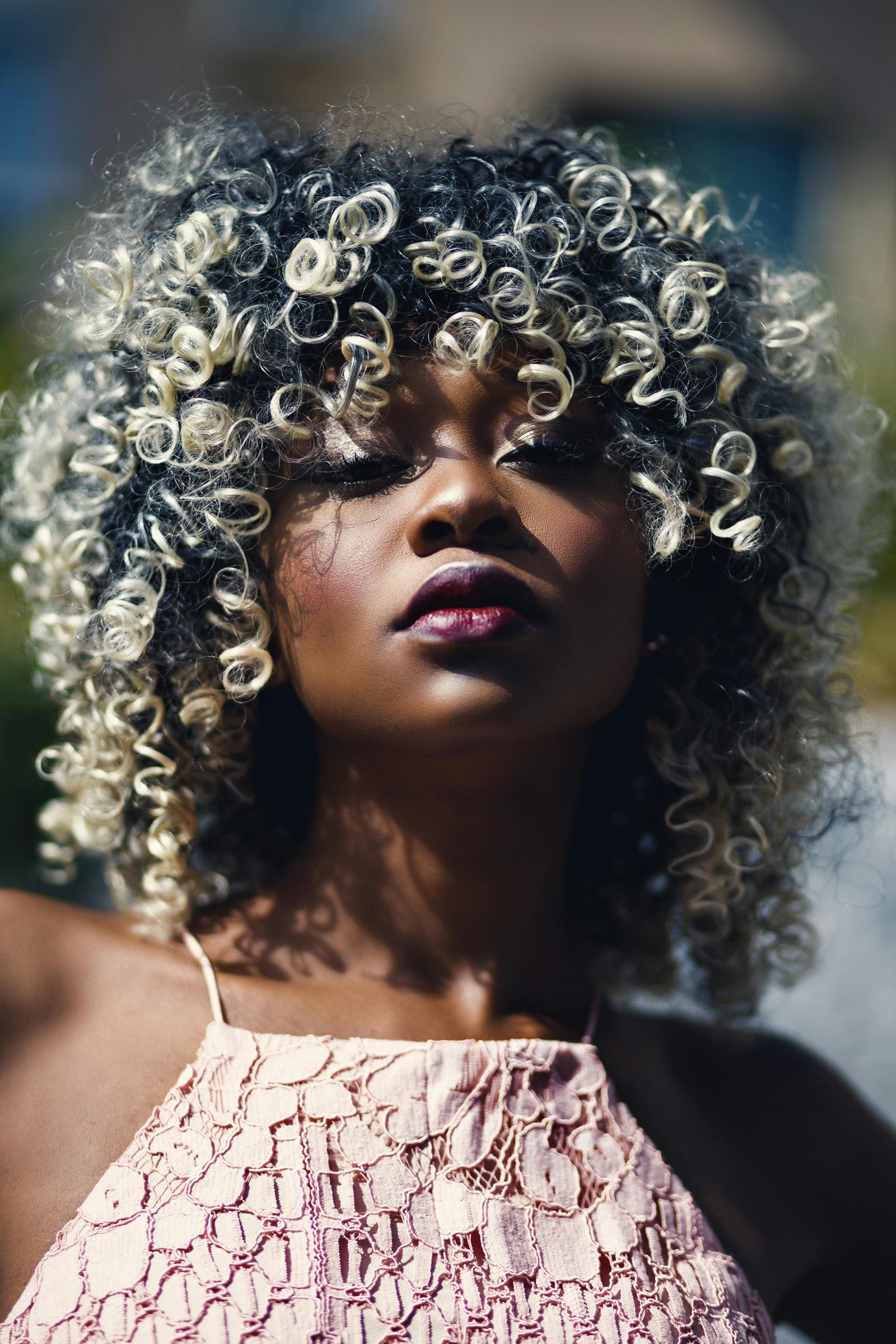 Donna con capelli sani, forti e luminosi