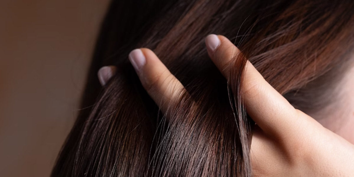 Applicazione professionale del trattamento alla cheratina su capelli lisci e lucenti