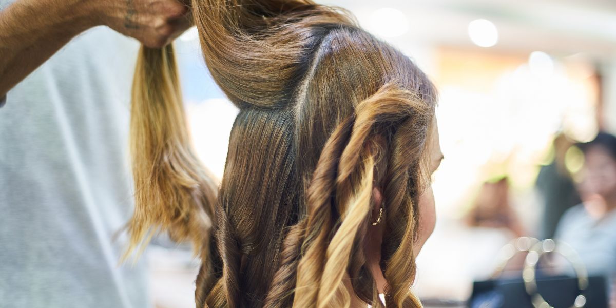 Capelli lucenti con riflessi luminosi dati dai cristalli di mica