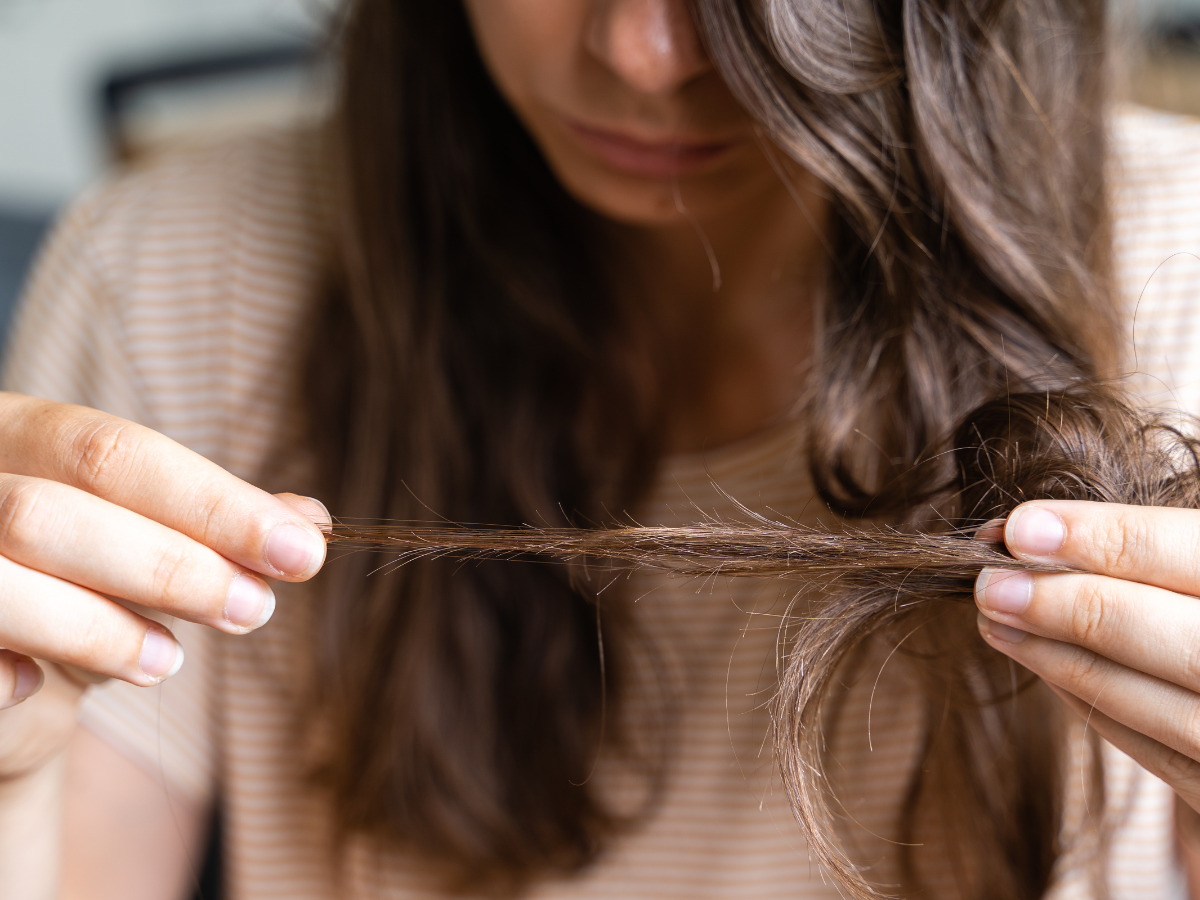 Capelli secchi e sfibrati bruciati dopo una decolorazione