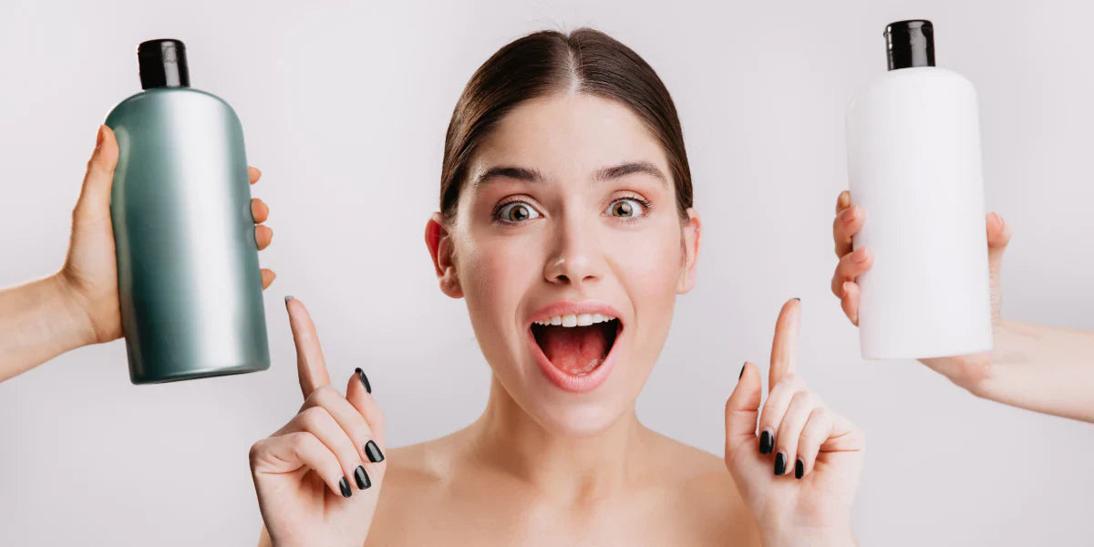 Diversi tipi di shampoo professionali su una mensola da bagno