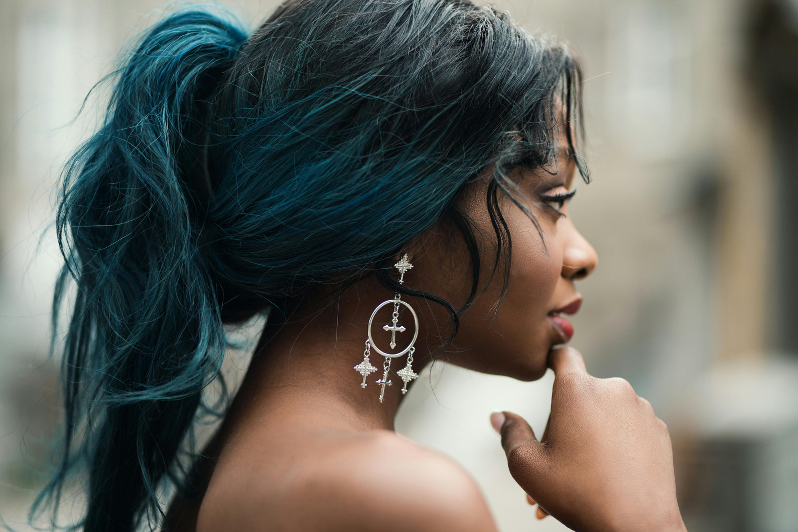 Donne con diversi tipi di capelli a rappresentare la loro individualità