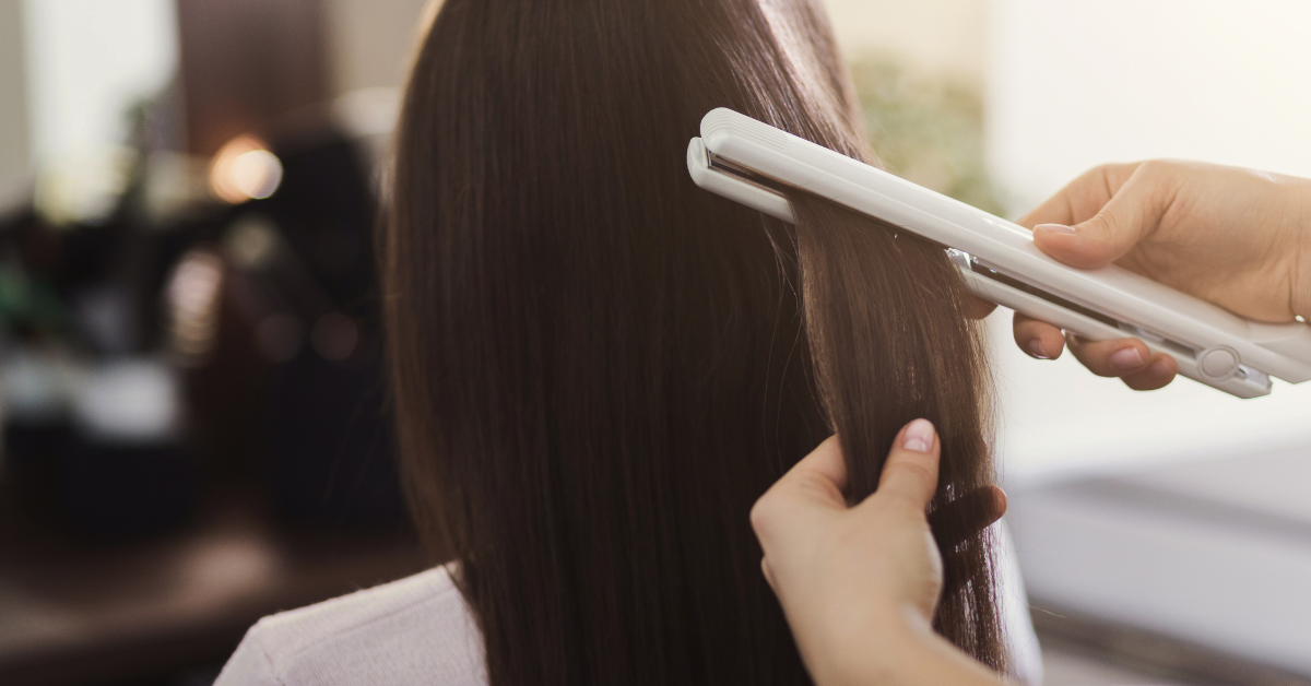 Capelli lisci e lucidi dopo un trattamento di stiratura professionale