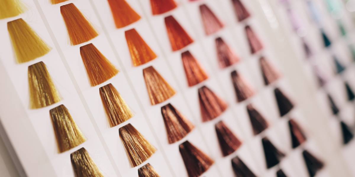 Tinte e ciotole per la colorazione professionale dei capelli in salone